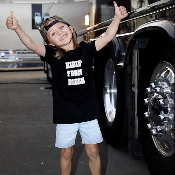 social media users lose it after country superstar jason aldeans toddler is seen wearing a hidin from biden shirt but he claps back watch your m e1633224724905